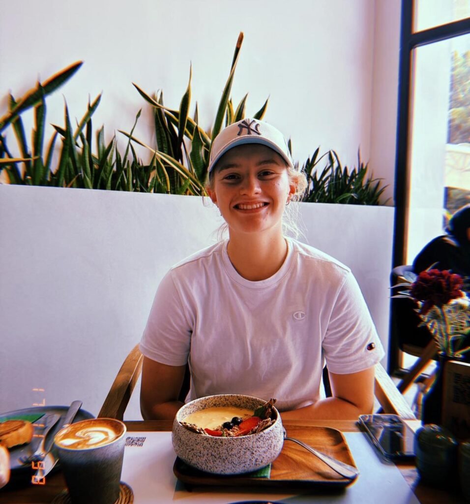 Top 15 Beautiful Women Cricketers 2026 42 Charlie Dean